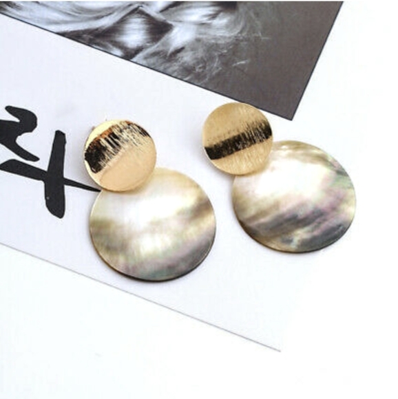 Gorgeous gold shell disc earrings - Picture 6 of 8